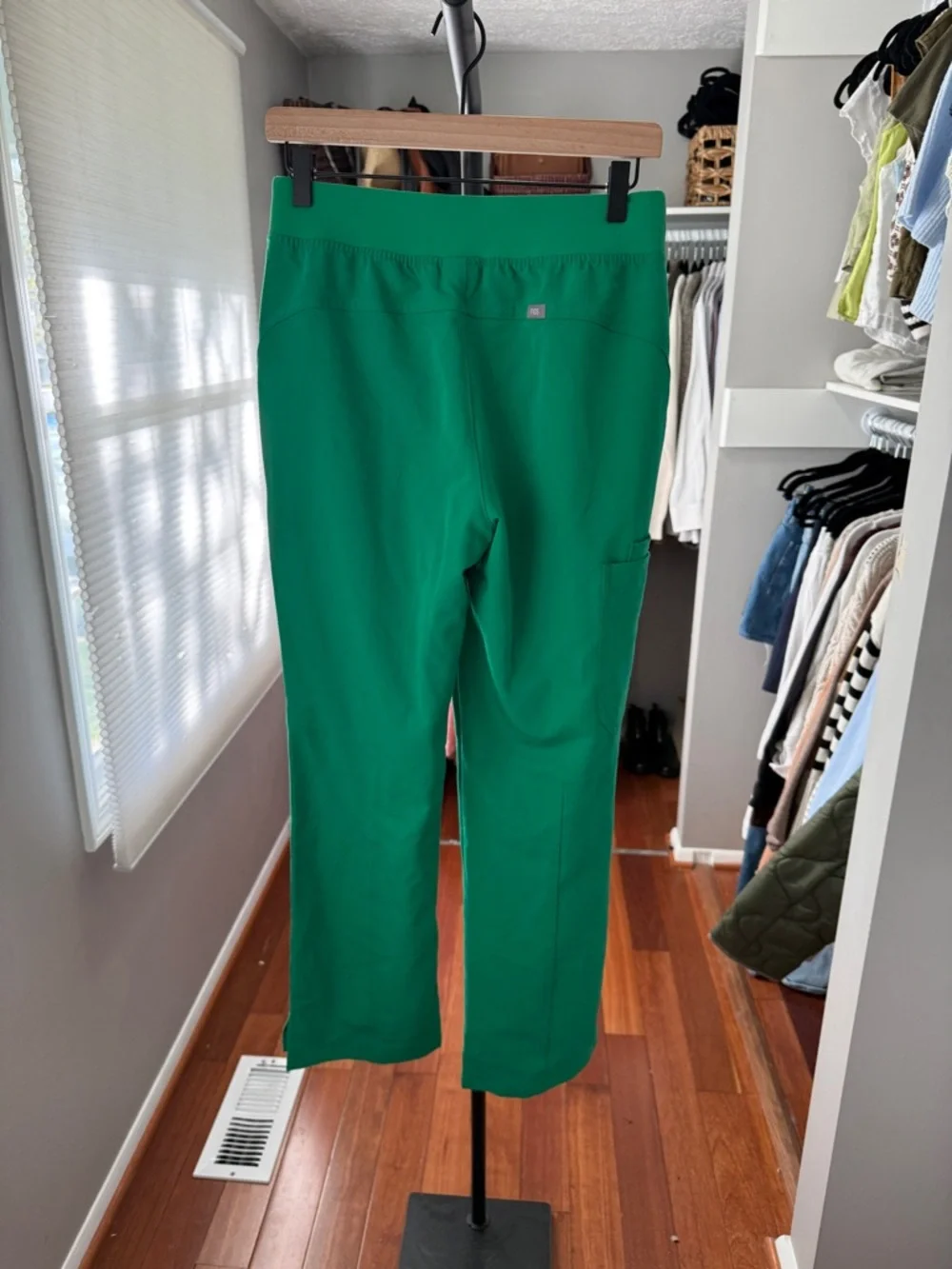 Figs Kade Cargo Scrub Pants in Evergreen - Picture 6 of 8